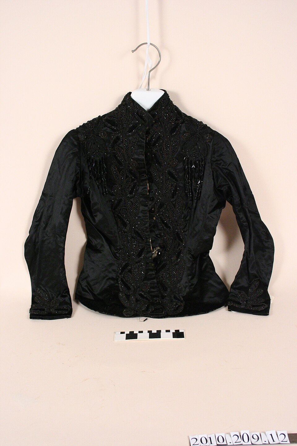Blusa de seda con pedrería