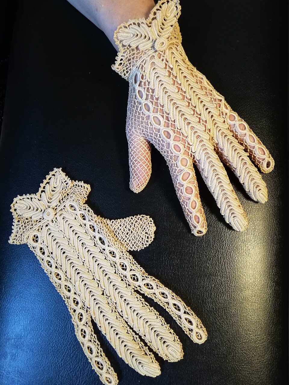 Guantes de encaje tejido