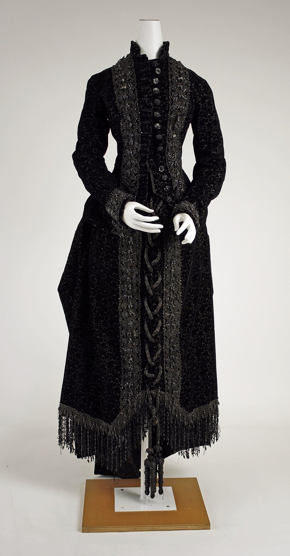 Vestido de seda con cola